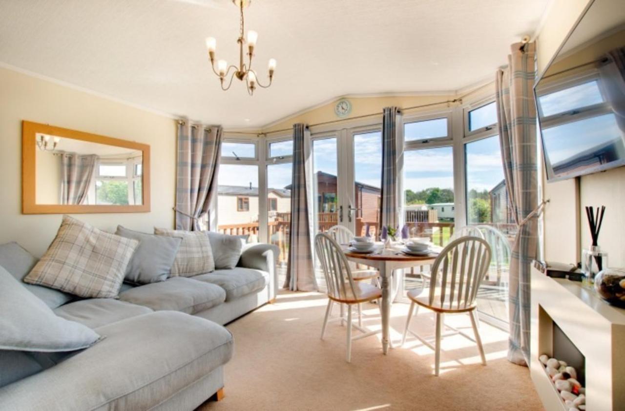 Stunning 3-Bed Hot Tub Lodge Northumberland Felton  Екстериор снимка