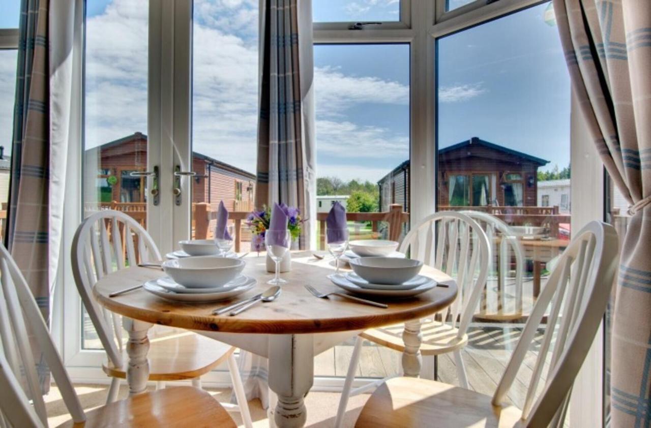 Stunning 3-Bed Hot Tub Lodge Northumberland Felton  Екстериор снимка