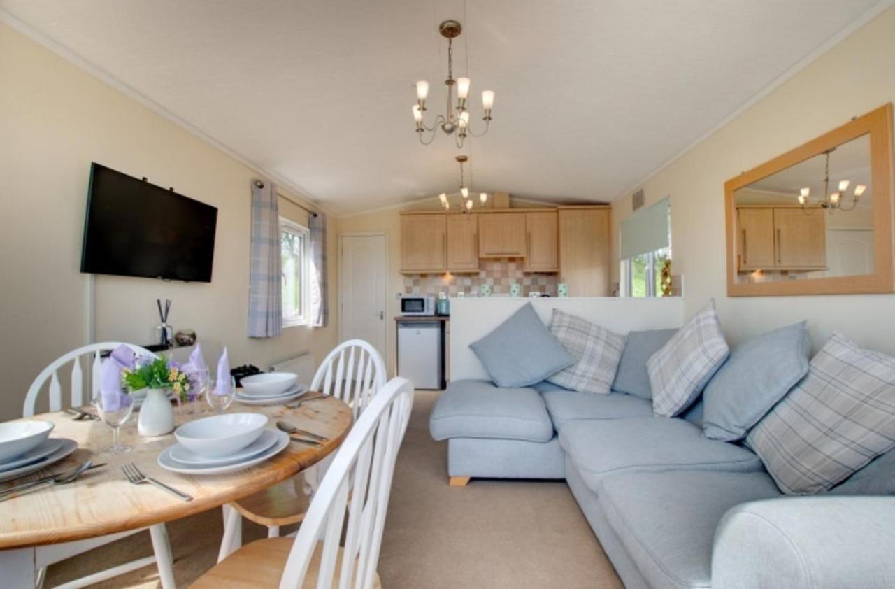 Stunning 3-Bed Hot Tub Lodge Northumberland Felton  Екстериор снимка