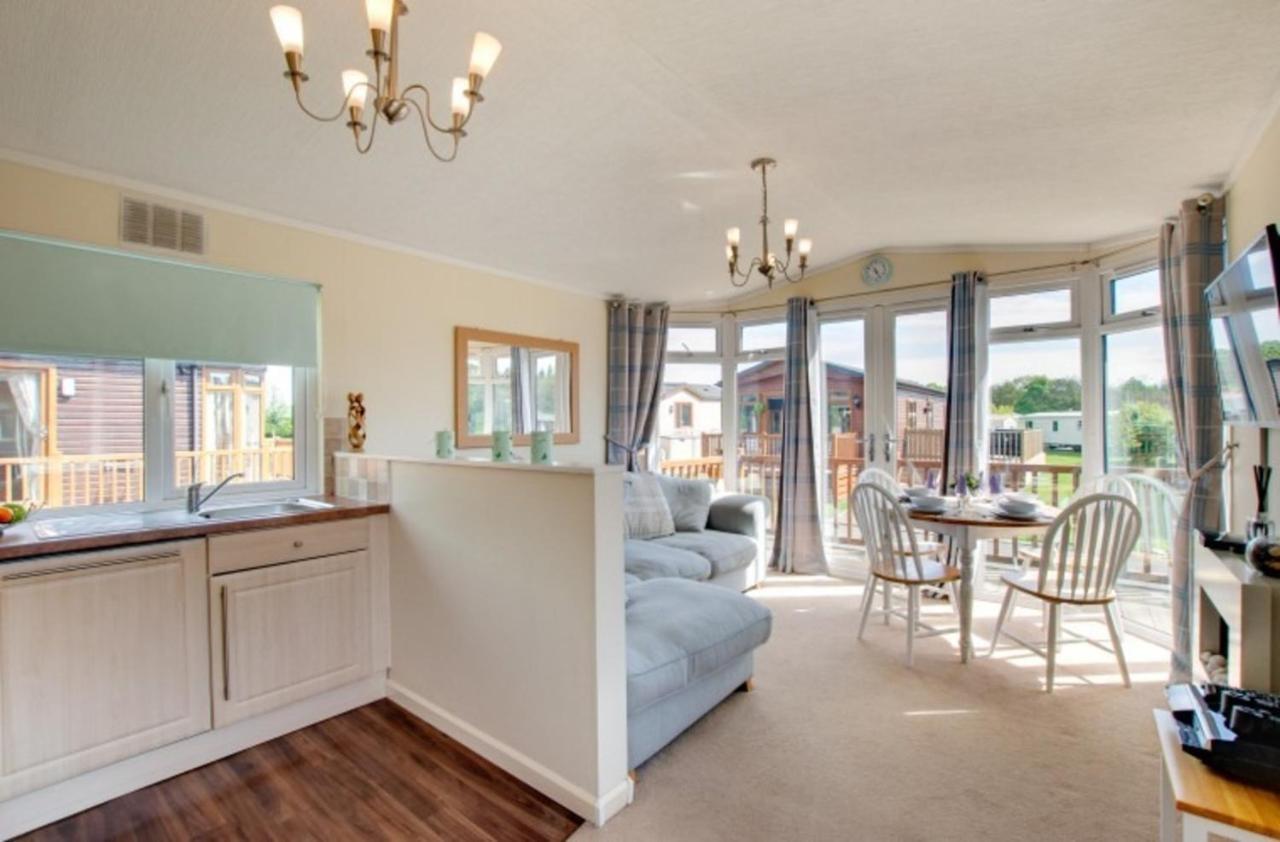 Stunning 3-Bed Hot Tub Lodge Northumberland Felton  Екстериор снимка